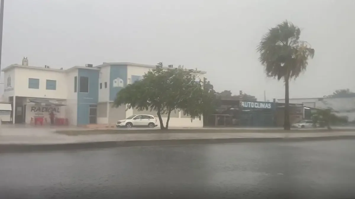 Las fuertes precipitaciones generan caos en vialidades y problemas de semáforos.