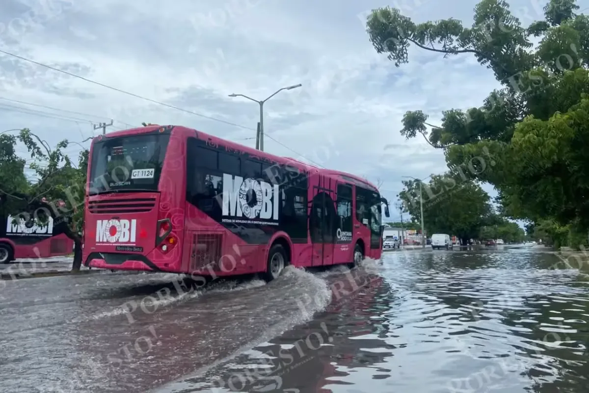 Las precipitaciones han afectado la movilidad en diversas avenidas de la ciudad.