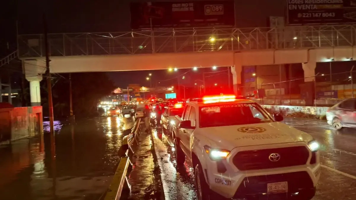 La intensa lluvia en Puebla dejó calles anegadas y vehículos varados, afectando diversas colonias.
