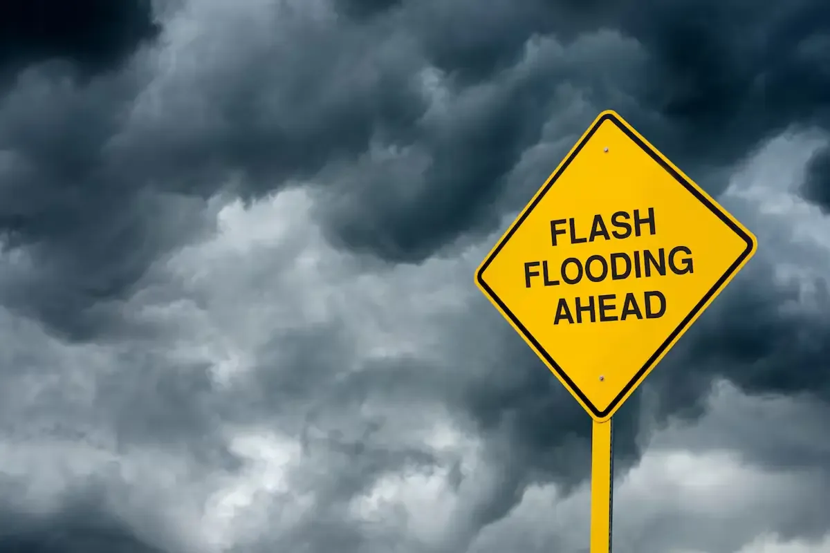 Las condiciones climáticas severas generan riesgos de inundaciones y olas de calor en varias regiones del país.