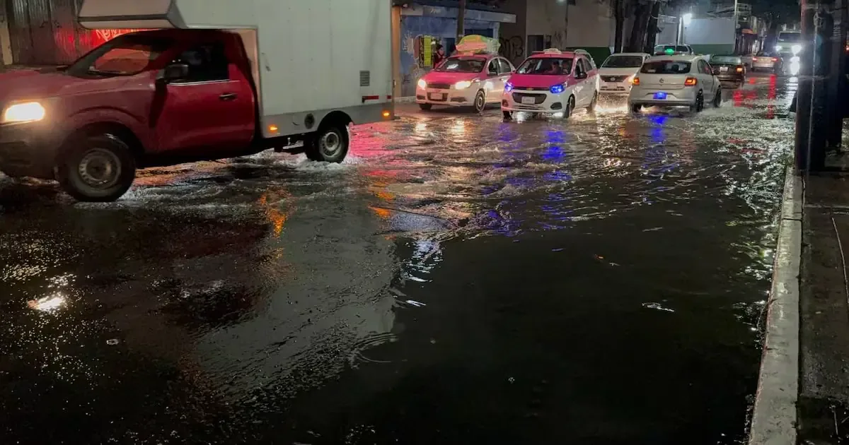 El monzón mexicano y la onda tropical 26 generan fuertes lluvias y temperaturas extremas en varias entidades del país.