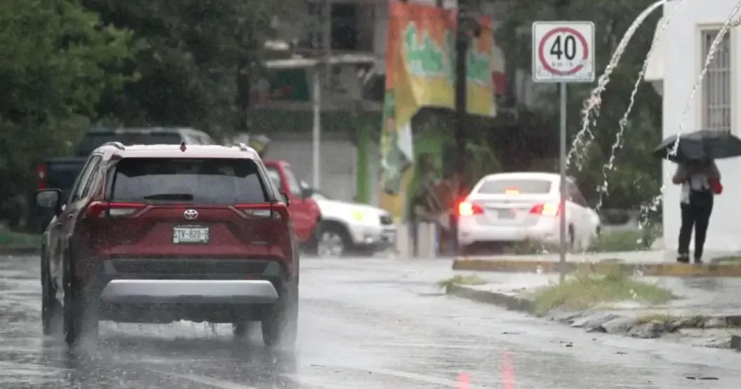 Dos ondas tropicales generarán lluvias y granizo en diversas regiones de México.