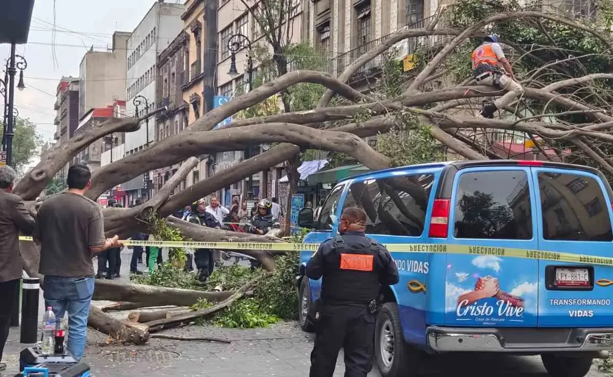 La Ciudad de México experimenta cambios climáticos significativos, con fuertes lluvias tras una jornada de calor extremo.