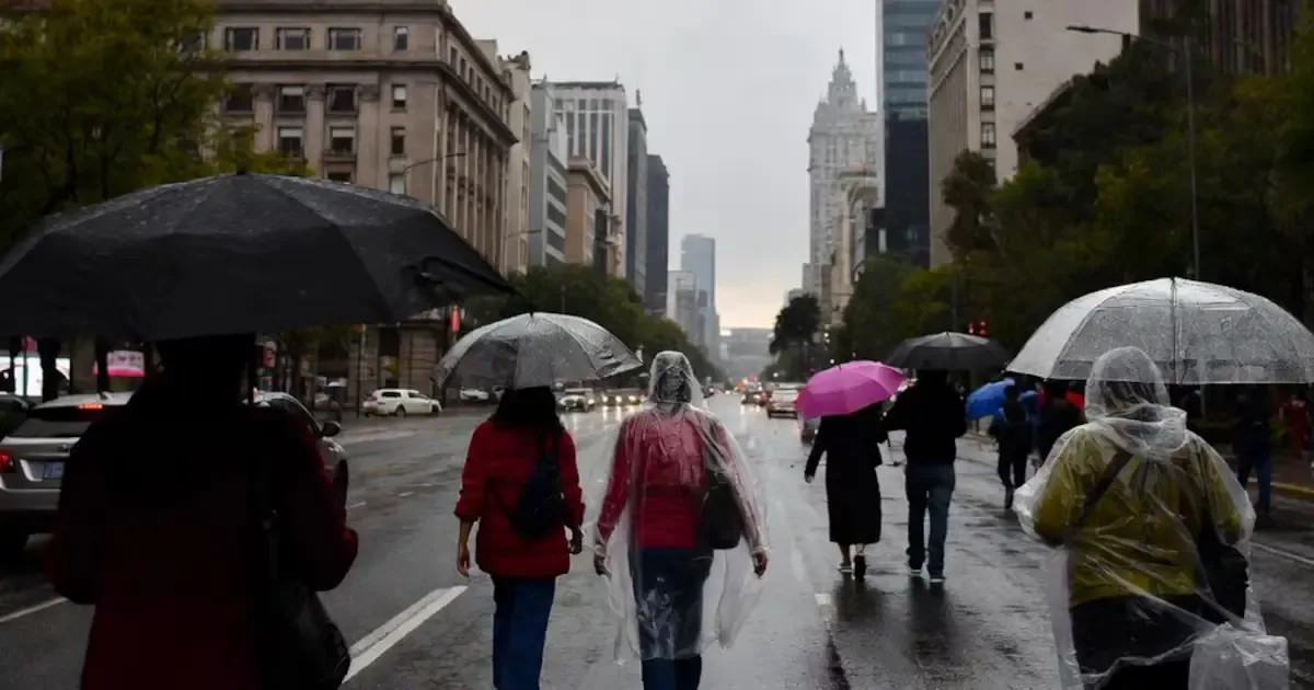 La CDMX enfrenta chubascos en varias alcaldías, se recomienda precaución al transitar.