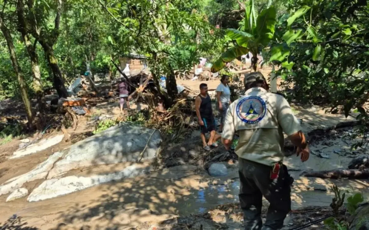 El huracán Polo provoca desastres en Jalisco, dejando a familias en busca de sus seres queridos tras el desastre.