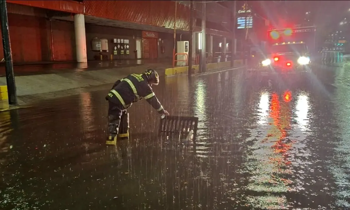 Las fuertes lluvias desencadenaron emergencias en varias alcaldías de la capital, con despliegue de personal y recursos para atender afectaciones.