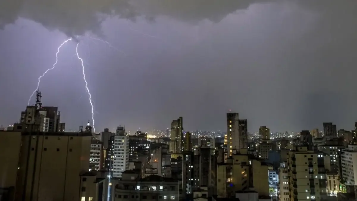 La alerta meteorológica incluye granizo y posibles tornados en algunas regiones.