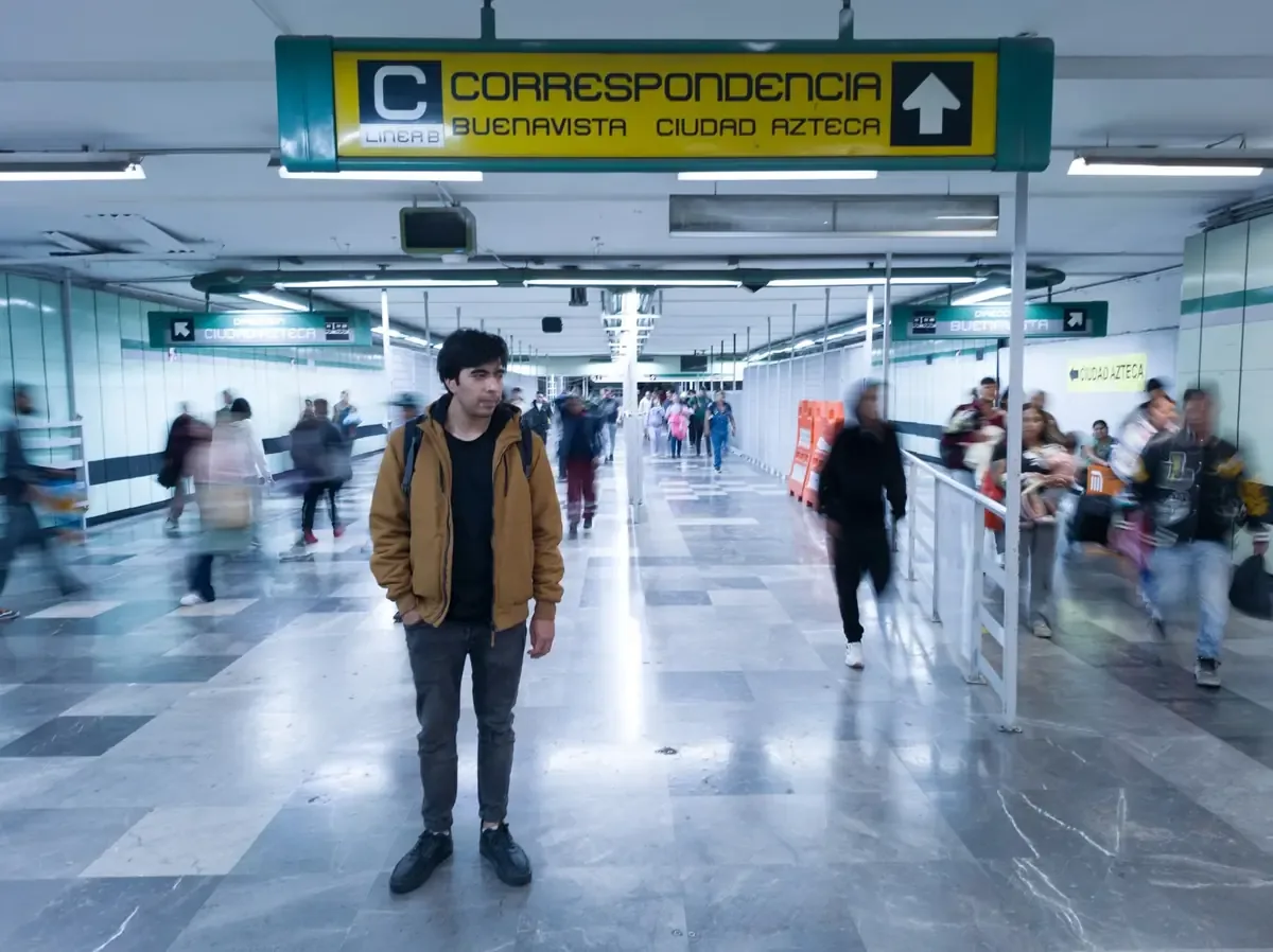 La aparición del empresario coincide con la controversia sobre su supuesta red de tráfico de influencias.