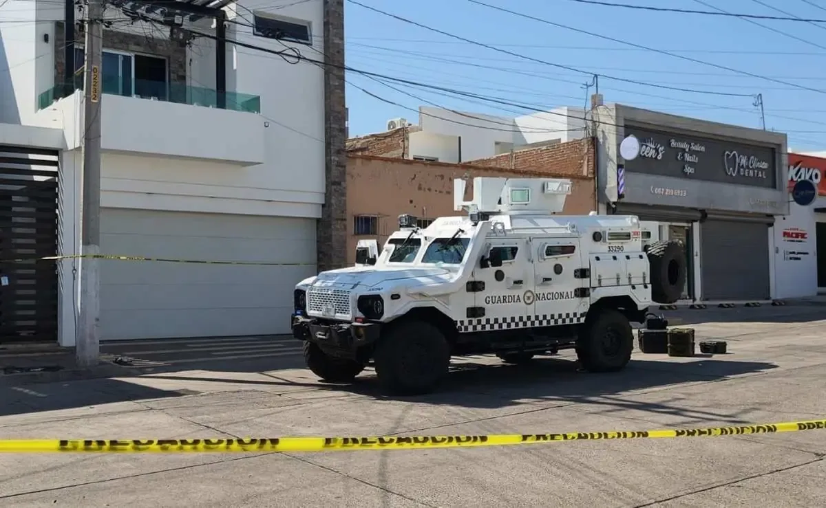 Autoridades llevan a cabo una investigación en una residencia tras un ataque armado en la zona.