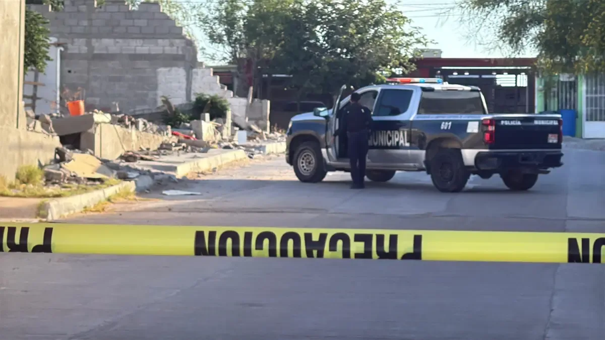 Un hombre fue encontrado atado en un terreno baldío de Ciudad Juárez. Las autoridades investigan los hechos.