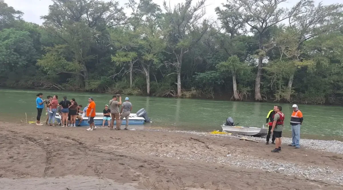 La tragedia ocurrió cuando la madre intentó salvar a su hijo de 16 años en la corriente del río.