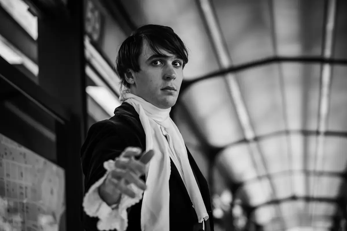 La inclusión del actor británico en el equipo de embajadores expandirá la imagen de Loewe.