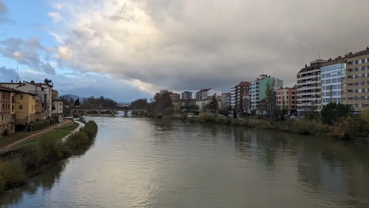 La previsión meteorológica indica un domingo caluroso y despejado en Logroño.