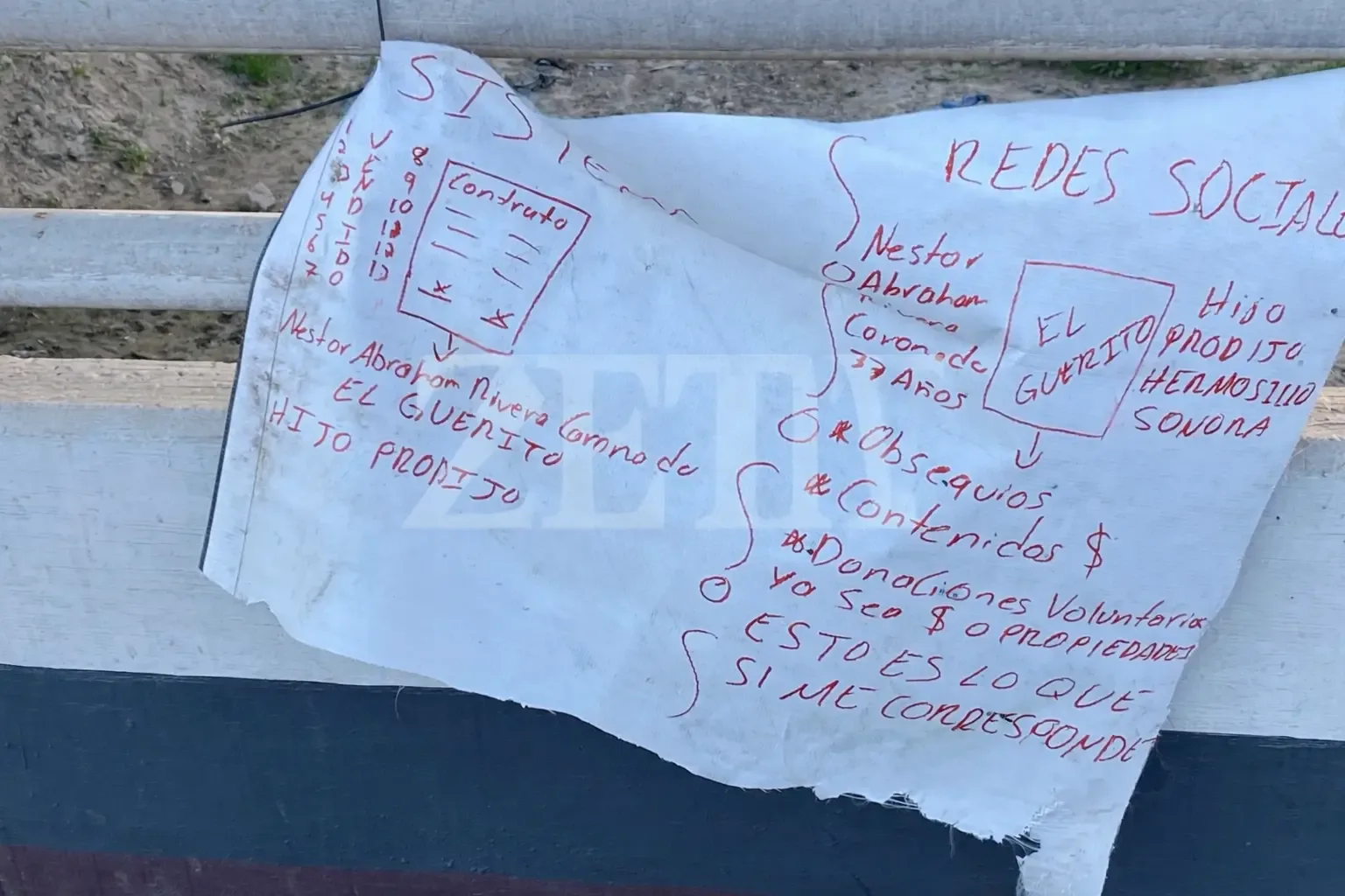 Lonas con graves denuncias encontradas en un puente de Ensenada.