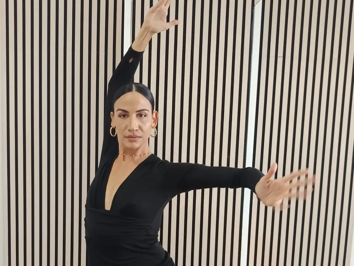 La actuación de Lorena Flores fusiona flamenco y danza contemporánea en un viaje artístico multicultural.