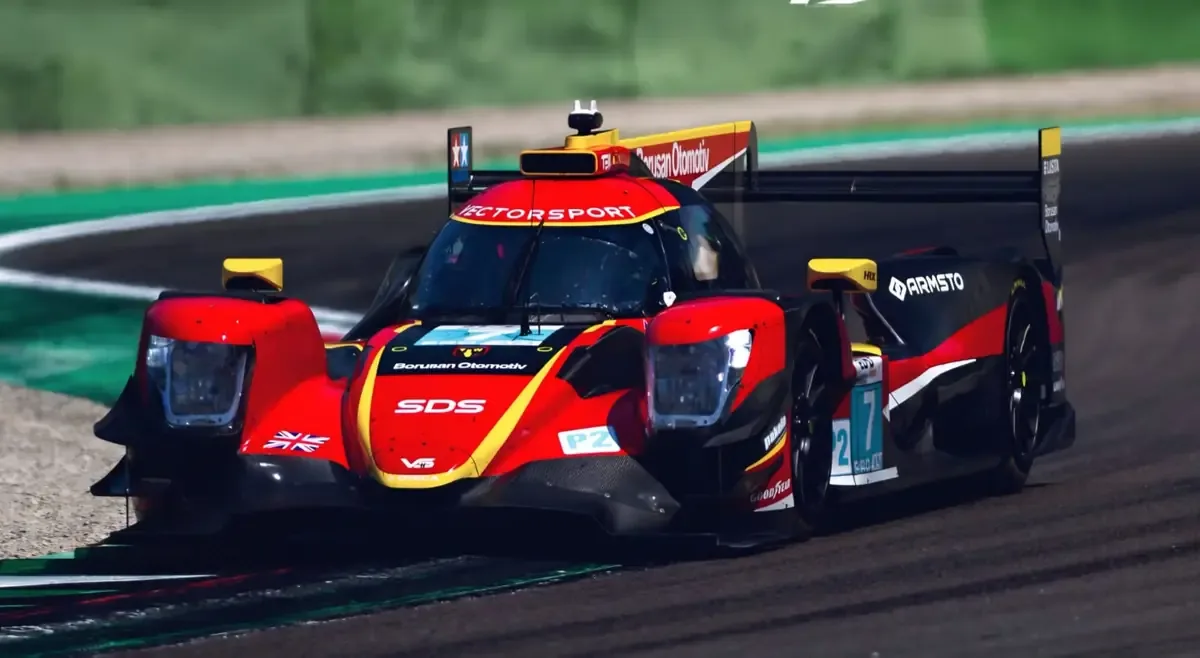 El piloto español logra una victoria clave para el equipo Vector Motorsport en una competencia reñida.
