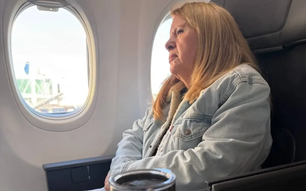 Loretta Ortiz de la SCJN captada en vuelo a Costa Rica en clase ejecutiva.