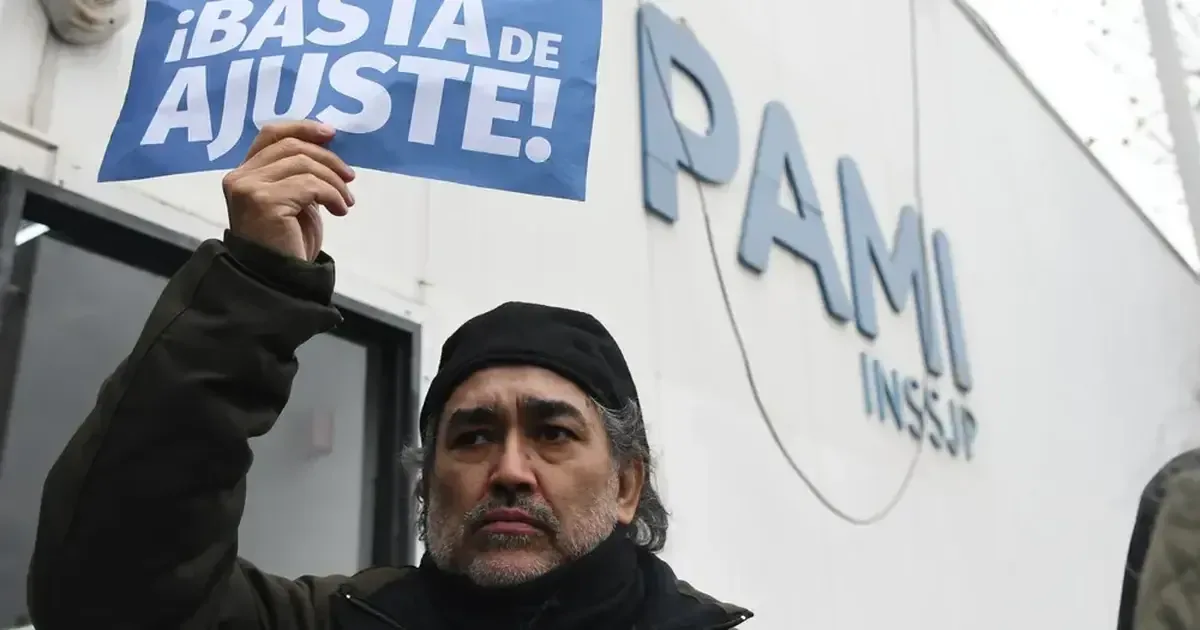 Los afiliados enfrentan restricciones en consultas médicas y medicamentos por deudas acumuladas.