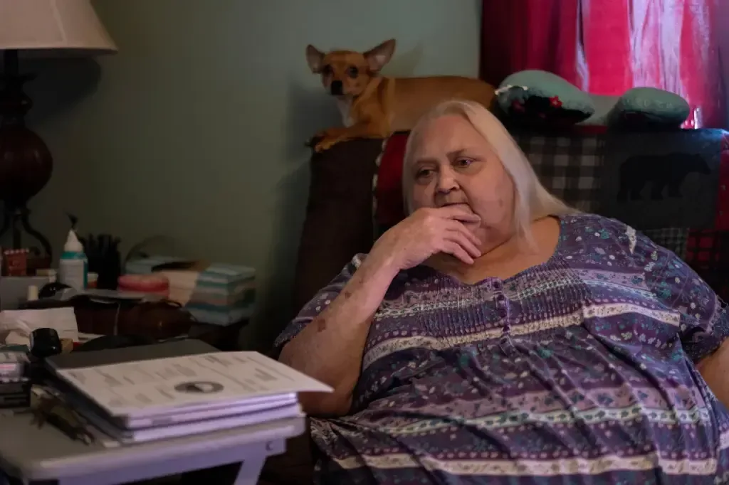 Los altos costos de electricidad afectan la economía de los residentes, quienes enfrentan decisiones difíciles.