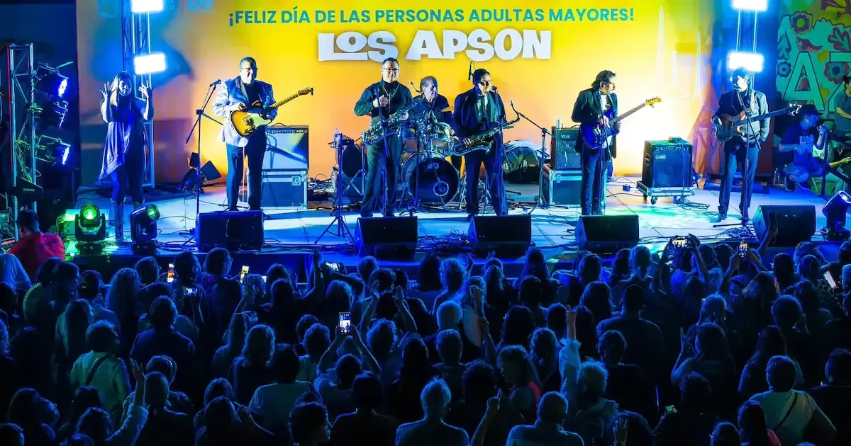 El evento celebrado en Plaza Alonso Vidal incluyó la interpretación de clásicos de la agrupación y programas de apoyo para mayores.