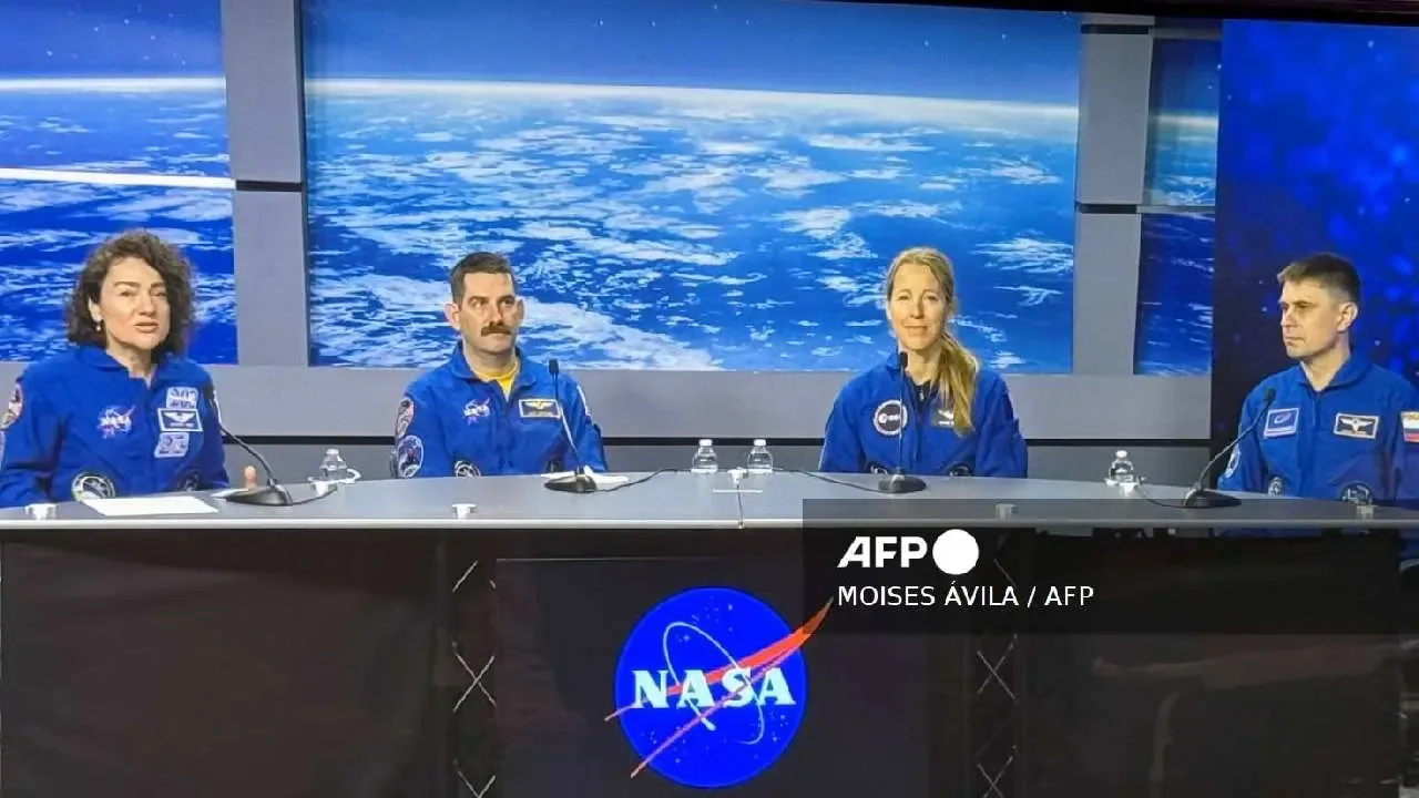 "Los astronautas de la NASA se preparan para investigaciones en la EEI."