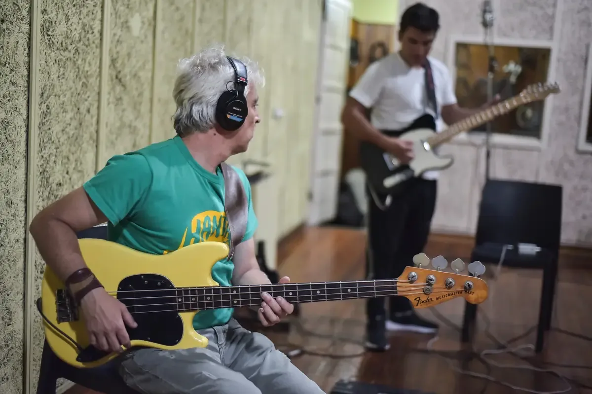 La colaboración incluye un mashup de clásicos de Sergio Denis y se enmarca en su gira conjunta.