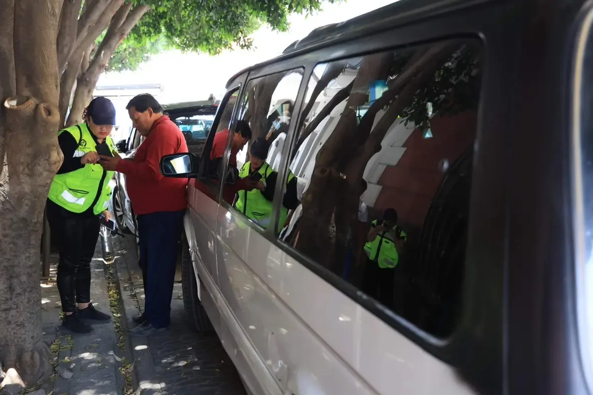 Los autos con placas ocultas o soldadas están siendo inmovilizados para asegurar el pago de sanciones.