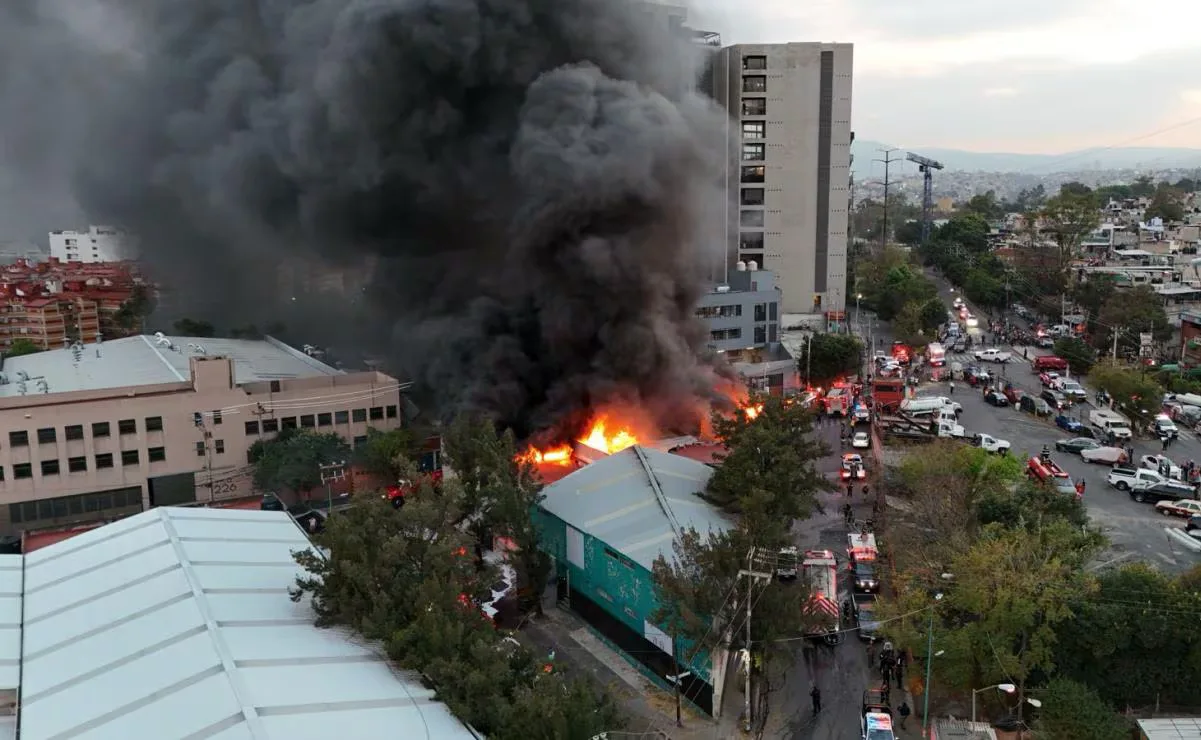 Los bomberos combaten el incendio en una fábrica de plásticos en CDMX.