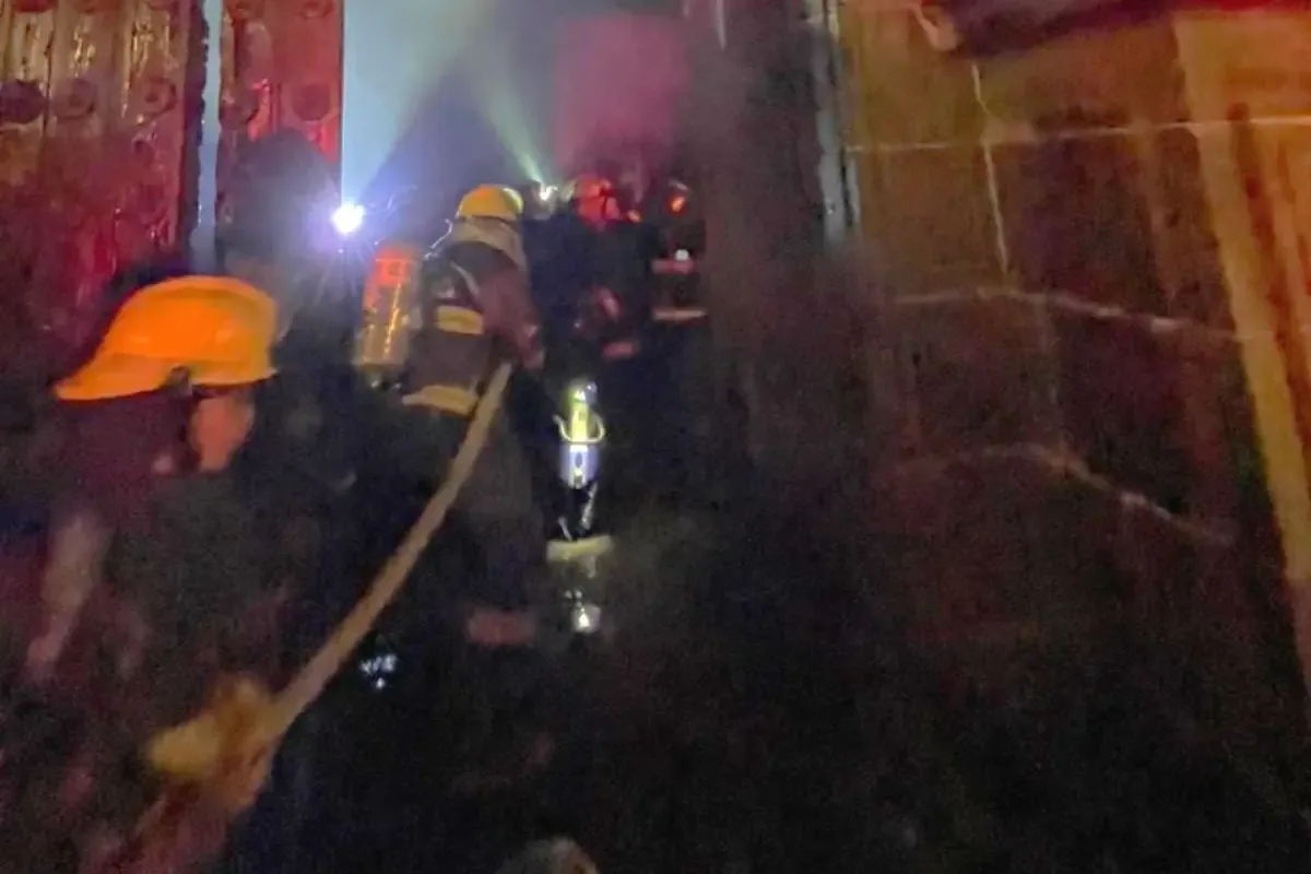 "Los bomberos controlan el incendio en la Catedral de Puebla."