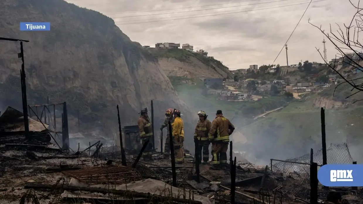 "Los bomberos enfrentan dificultades para controlar el incendio en Tijuana."