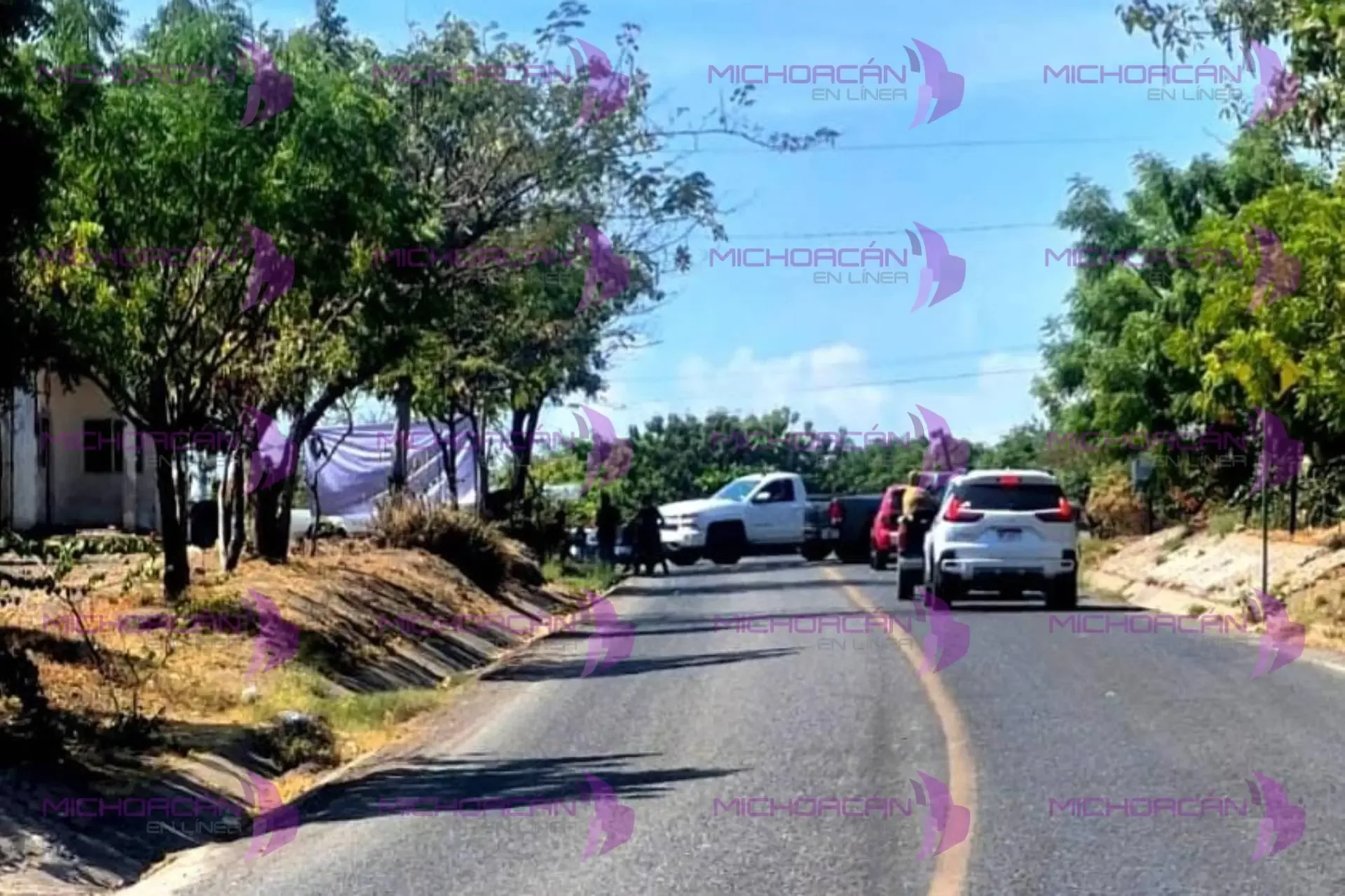 Los ciudadanos bloquean la carretera Apatzingán–Tepalcatepec exigiendo justicia.