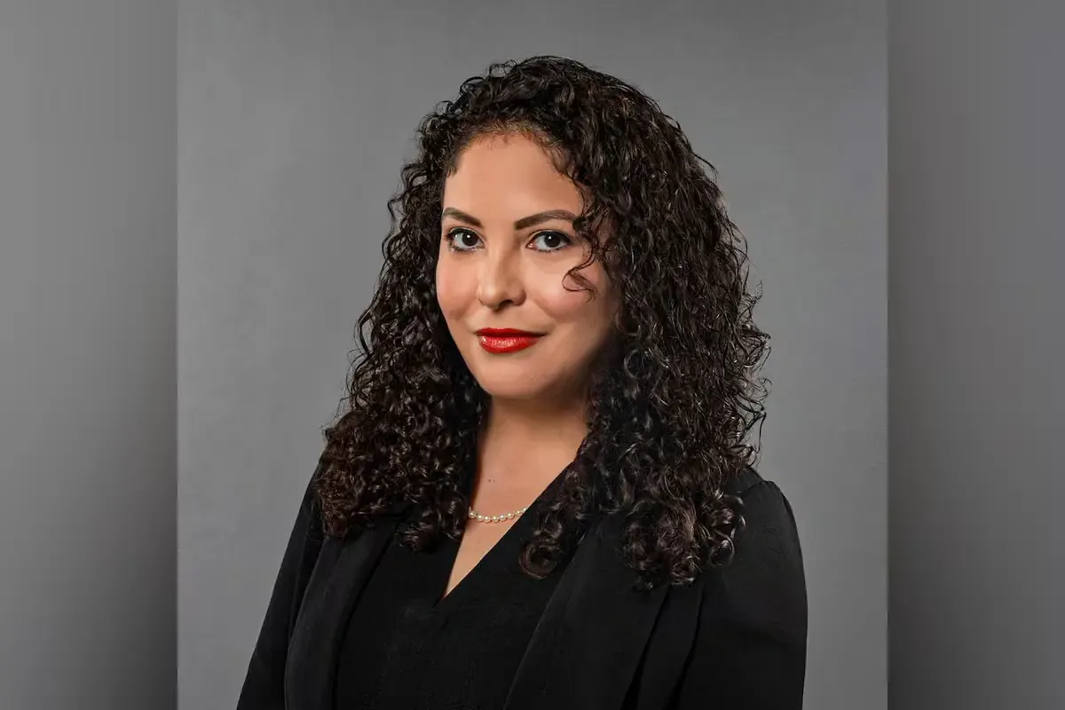 Andrea R. Flores critica la falta de respuesta de los demócratas ante políticas migratorias extremas de Trump.