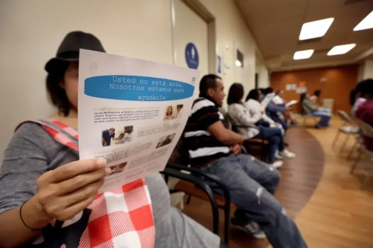 Los desafíos lingüísticos complican el acceso a la atención médica para migrantes indígenas en la ciudad.