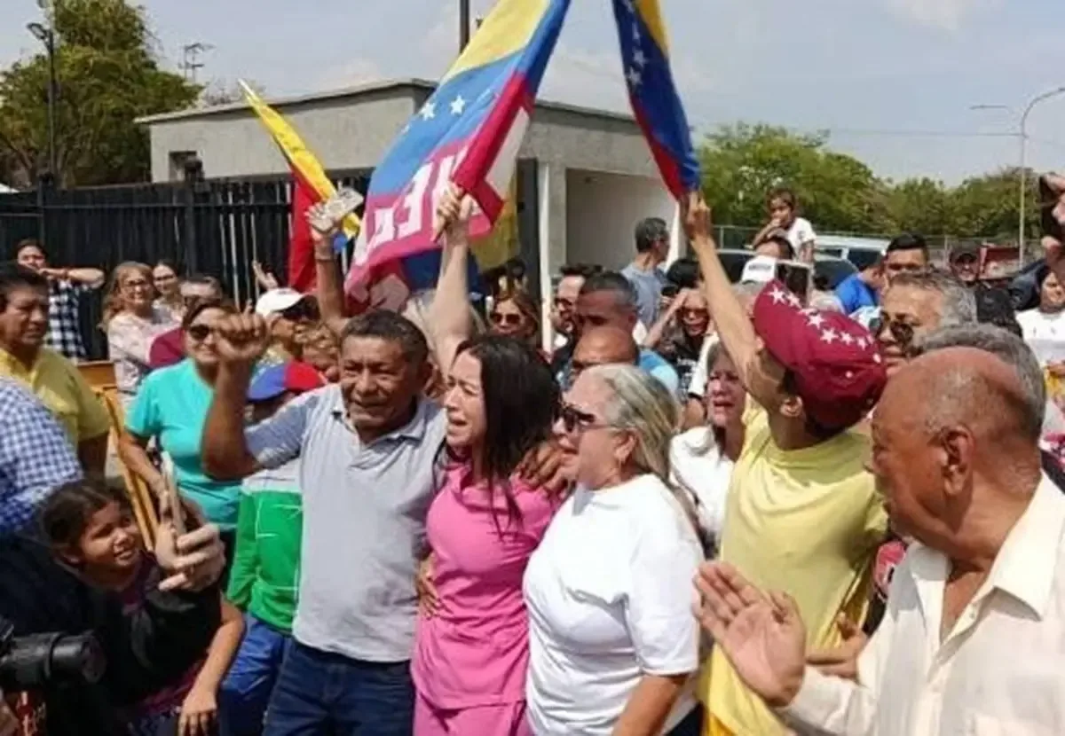 Los dirigentes políticos celebran su libertad y exigen la liberación de más presos políticos en Venezuela.