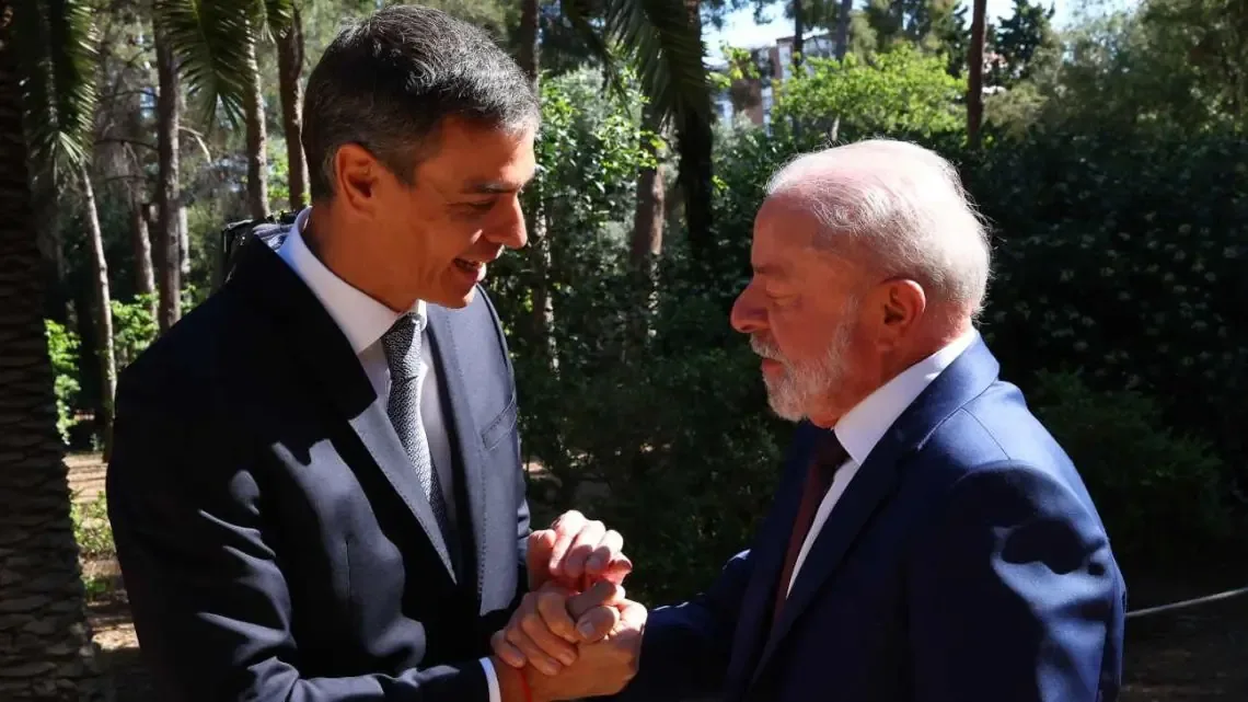 Los discursos de Lula y Sánchez en Barcelona resaltan la importancia de la democracia y la cooperación internacional.