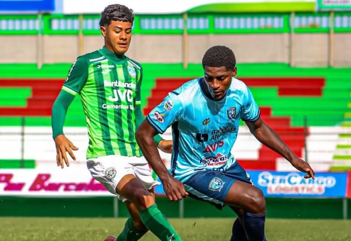 Los equipos de fútbol mantienen una intensa competencia en la tabla de posiciones, destacando varias remontadas impactantes.