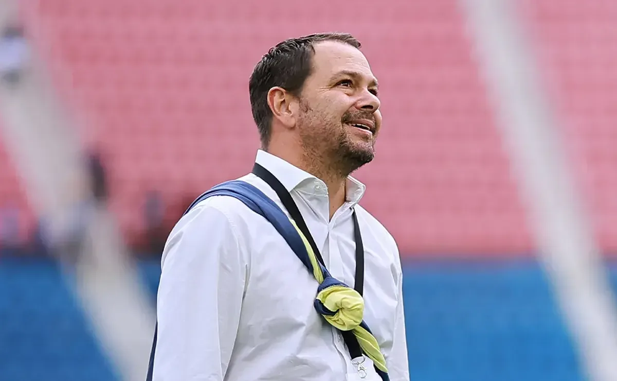 Santiago Baños enfrenta críticas tras perder jugadores clave para el club.