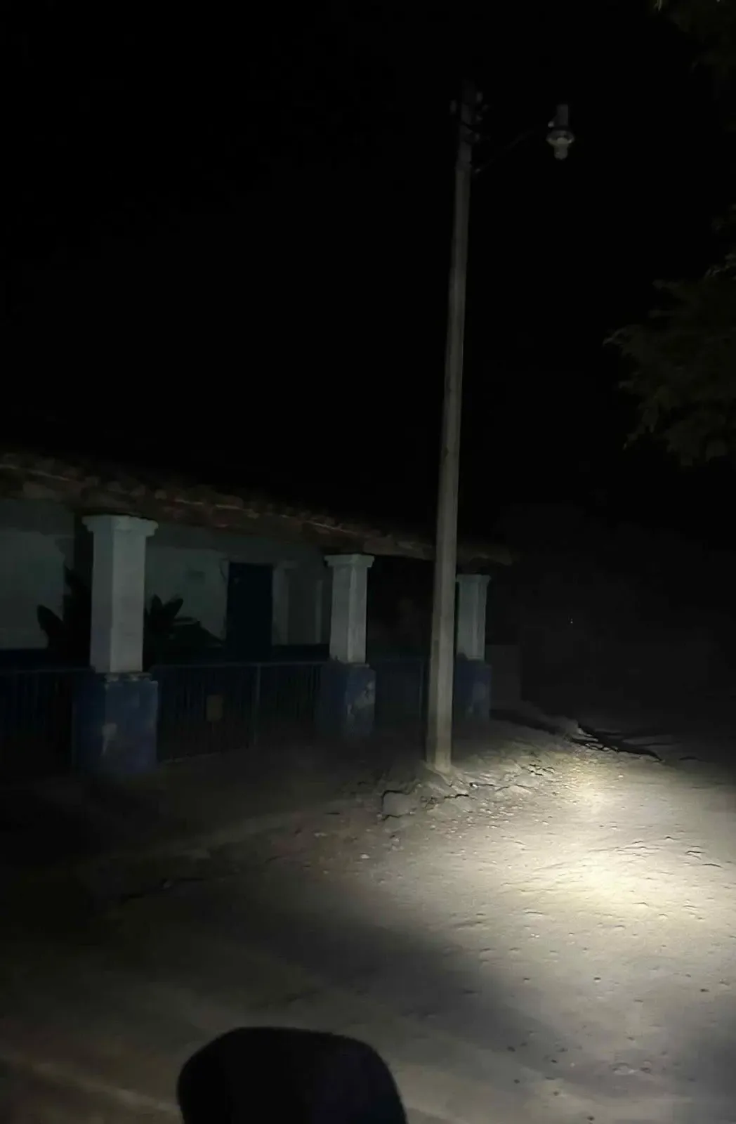 Los habitantes de Barrio de Lozano exigen un mejor alumbrado público para sus calles.