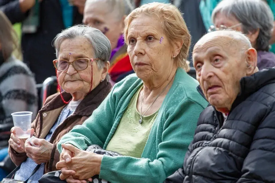 Los jubilados enfrentan una grave crisis, con ingresos que solo cubren una cuarta parte del costo de vida.