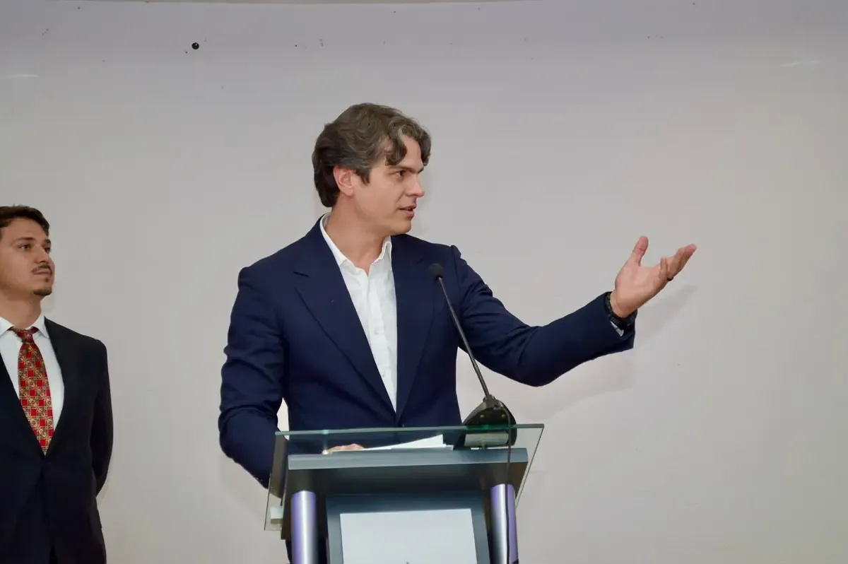 El diputado Juan Carlos Valladares enfatiza la necesidad de involucrar a la juventud en decisiones económicas y públicas.