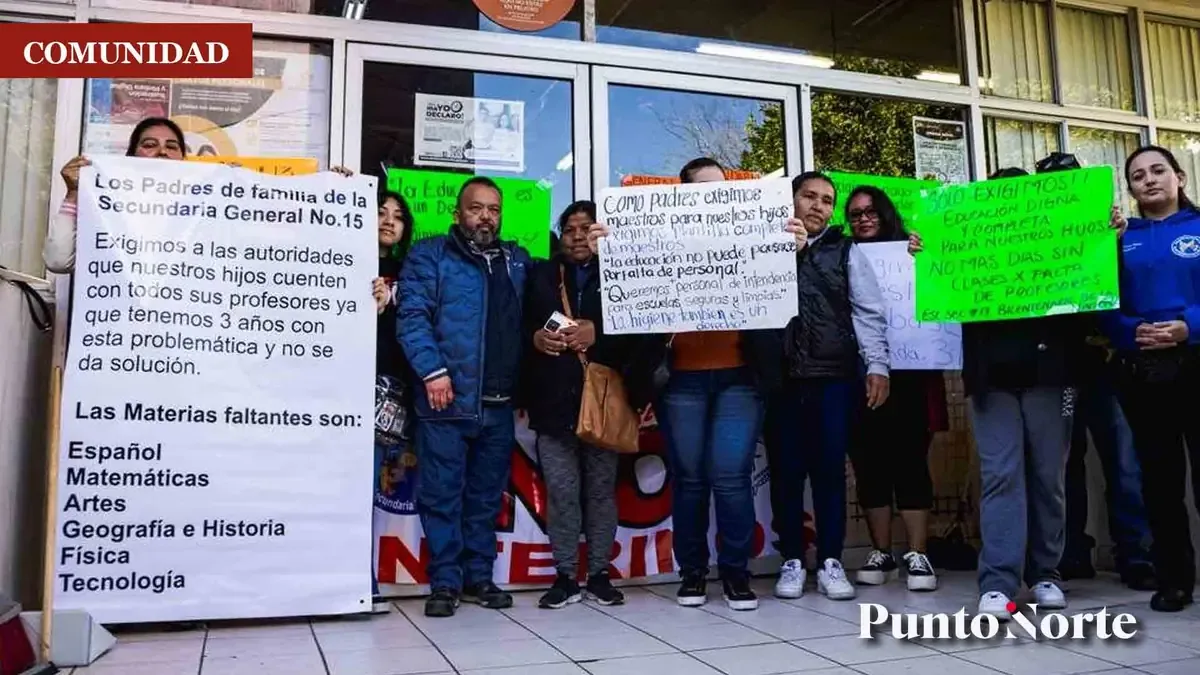 Los padres de familia protestan por la falta de docentes en cinco secundarias públicas de la ciudad.