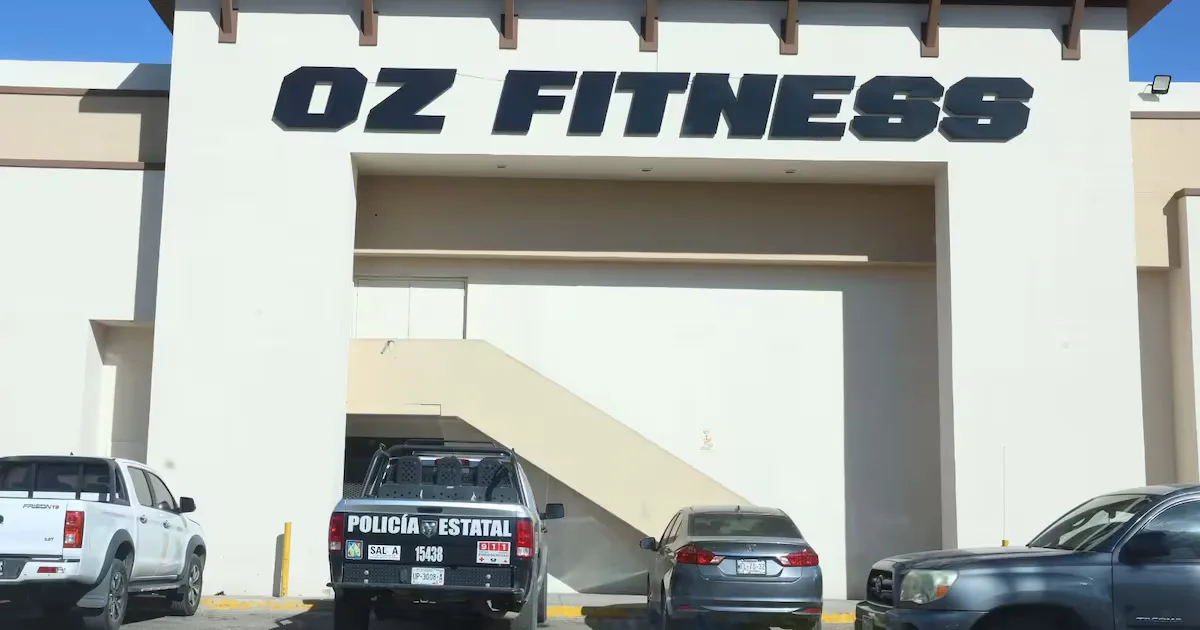 Los paramédicos atendiendo el caso en el gimnasio Oz Fitness de Hermosillo.