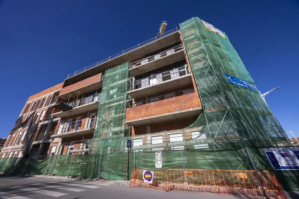 Los precios se disparan en el mercado inmobiliario, afectando a compradores y el sector de la construcción.