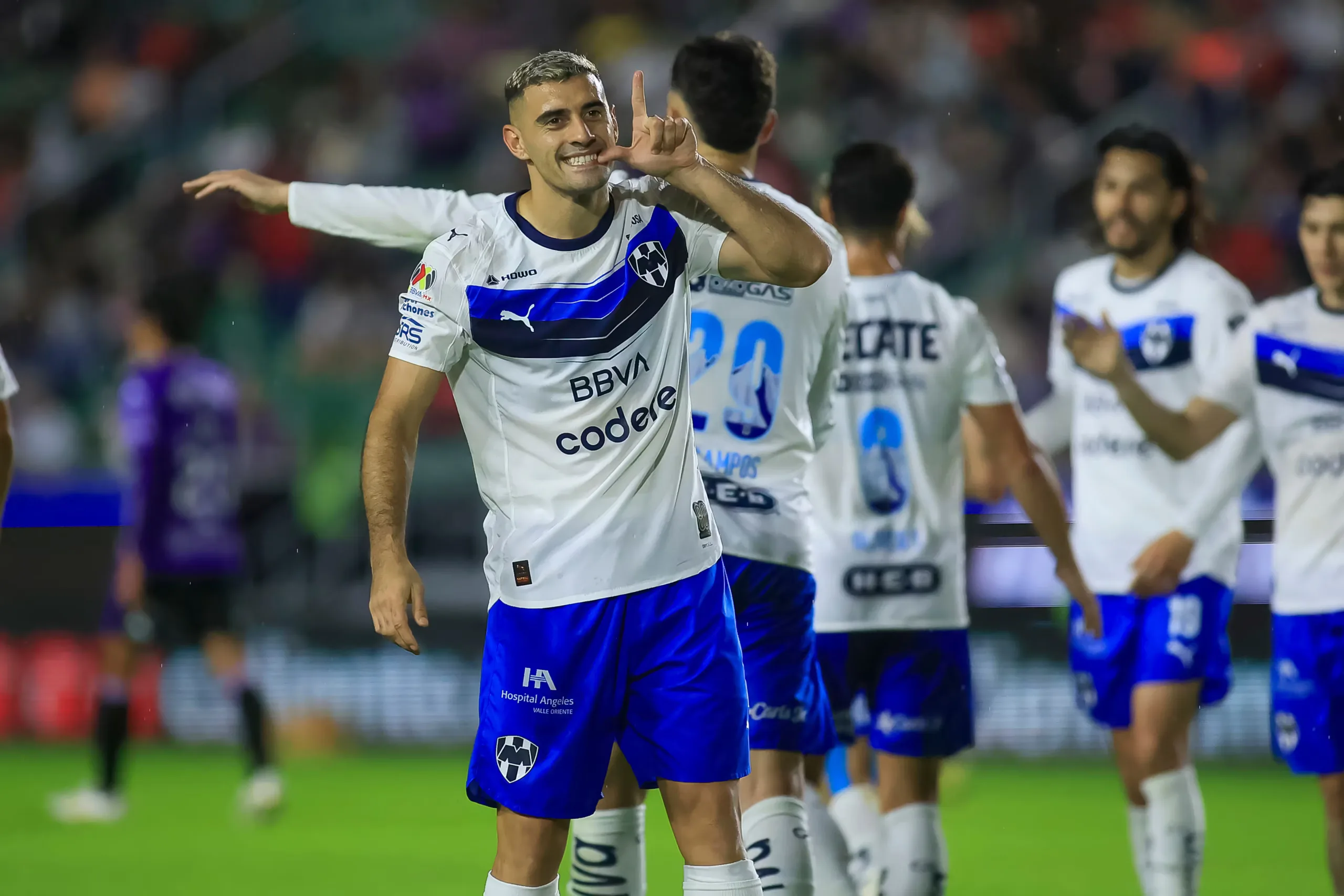 Los Rayados celebran uno de los cinco goles marcados frente a Mazatlán.