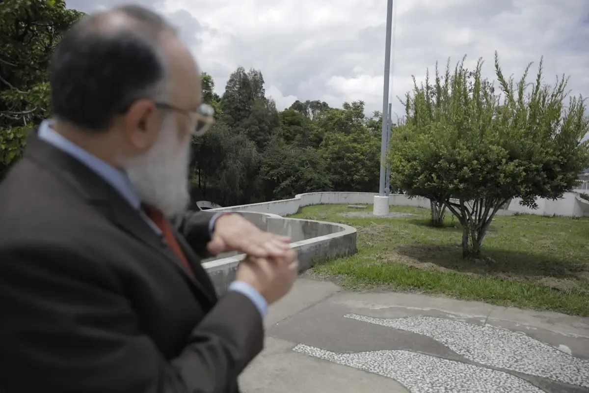 Su inhumación se llevará a cabo en el Centro Cultural Miguel Ángel Asturias, marcando un momento histórico para la literatura guatemalteca.