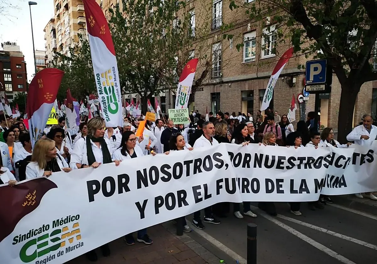 Los sanitarios exigen diálogo con autoridades para mejorar su situación laboral y reivindican sus derechos profesionales.