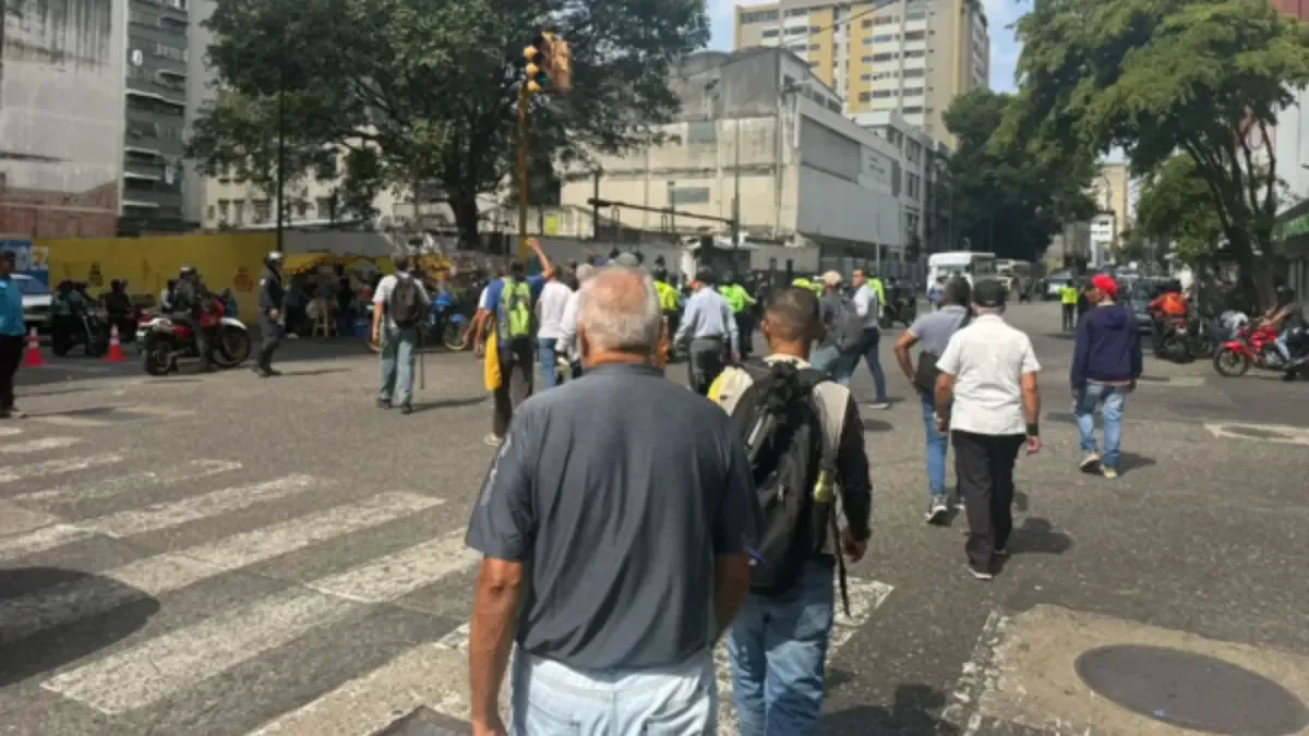 Los trabajadores reclaman mejoras salariales en medio de tensión y confrontación con la Policía Nacional Bolivariana.