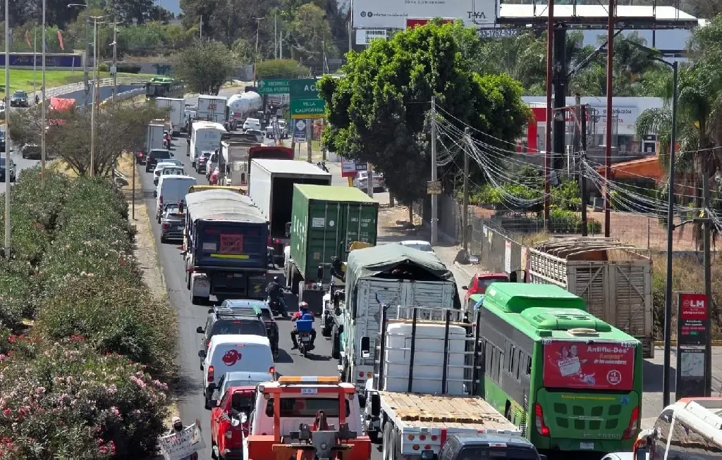 Los trabajos de reparación generan congestión y retrasos significativos en la zona.