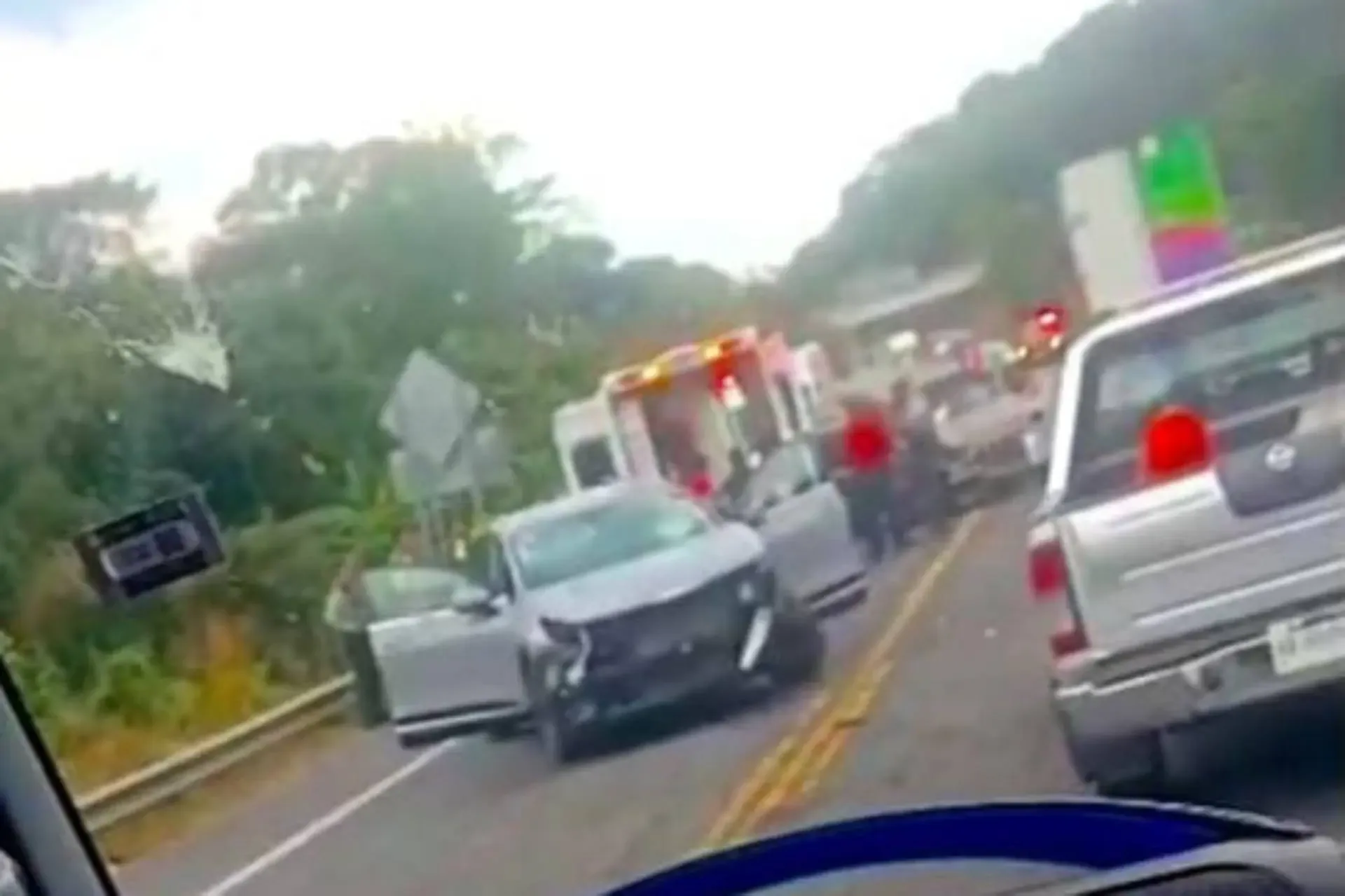 "Los vehículos involucrados en el accidente sobre la Autopista Siglo XXI."
