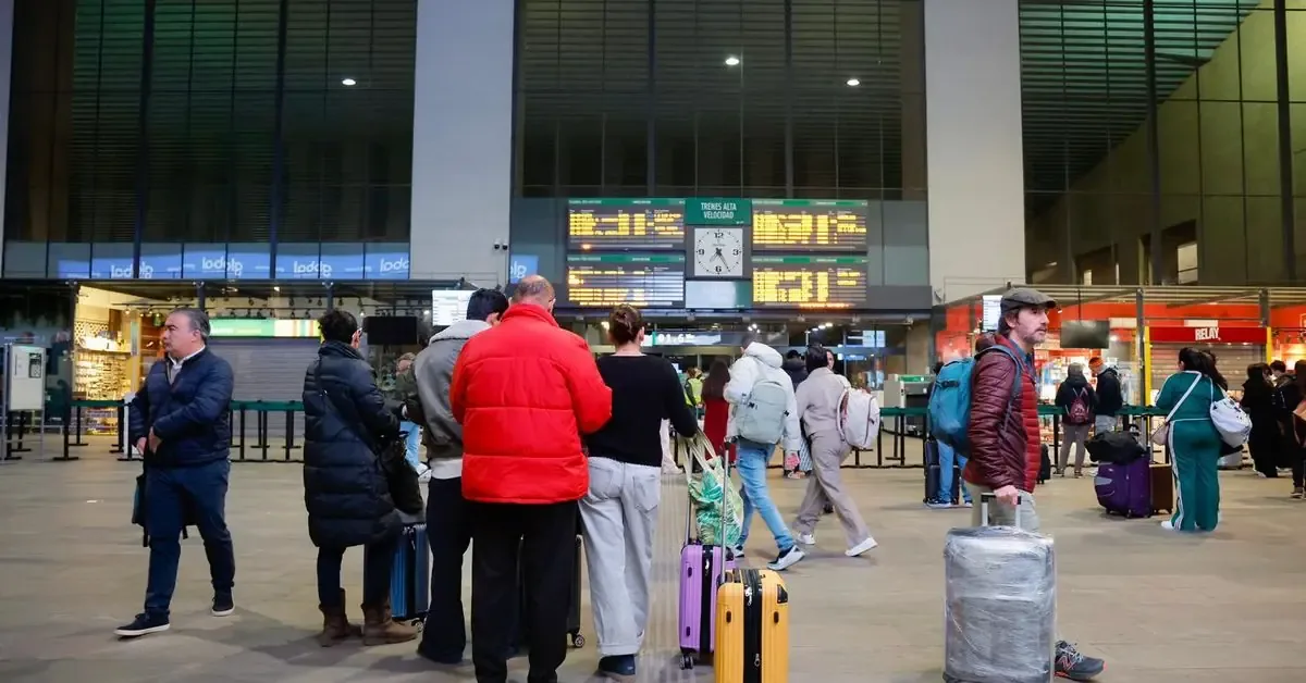 Los viajeros se adaptan a los cambios de billetes y horarios con calma.